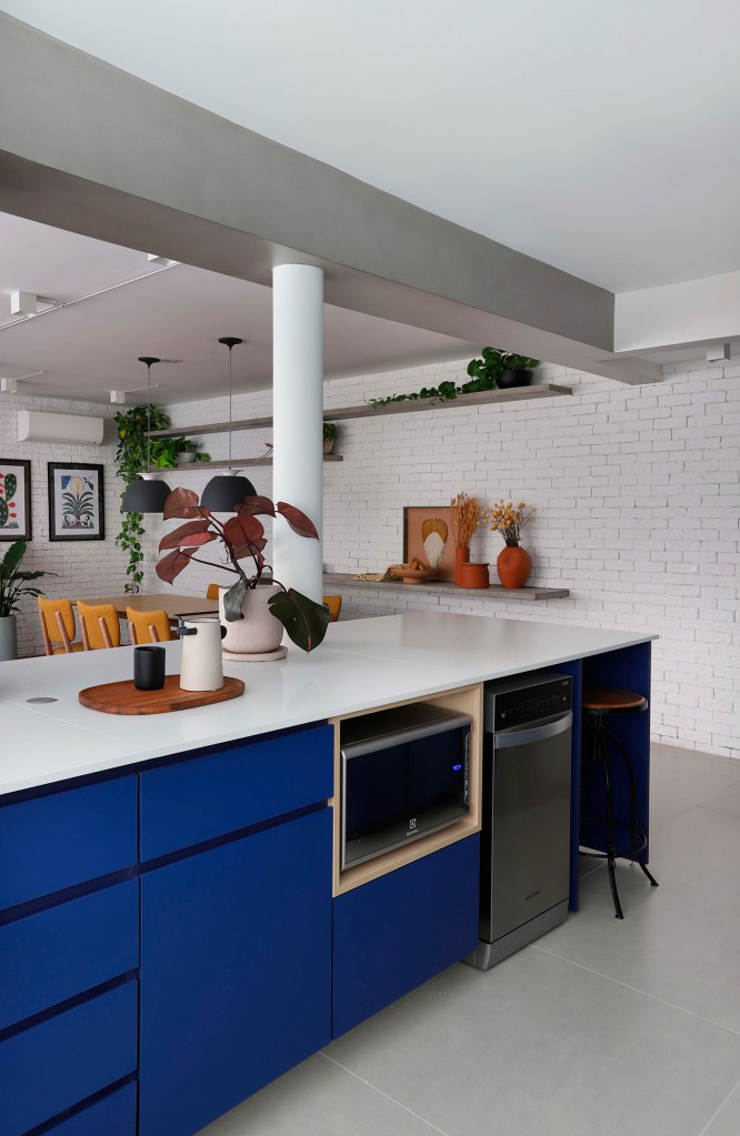 ape 103 m2 espaco receber 30 convidados cores studio 92 decoracao arquitetura cozinha americana azul bancada marcenaria azul
