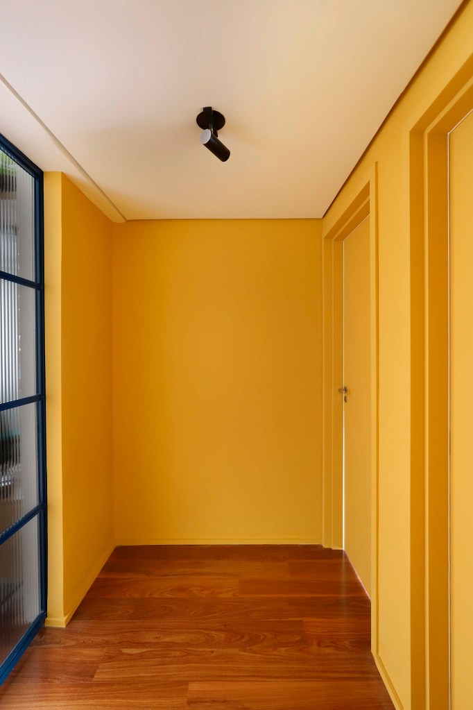 ape 103 m2 espaco receber 30 convidados cores studio 92 decoracao arquitetura hall amarelo porta serralheria