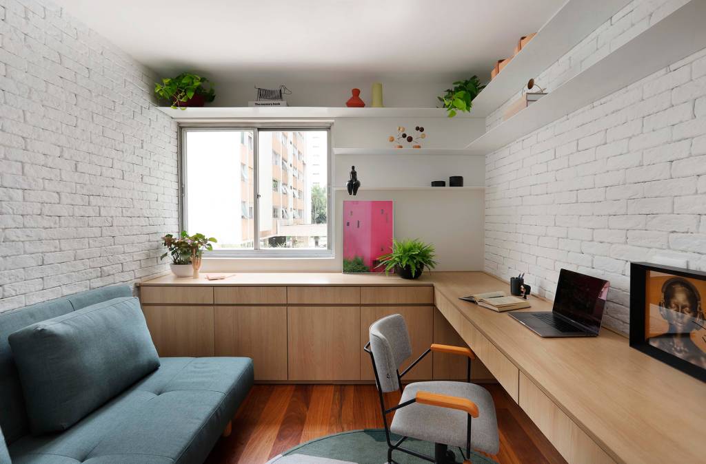 ape 103 m2 espaco receber 30 convidados cores studio 92 decoracao arquitetura sala escritorio home office sofa quarto de hospedes tijolinhos