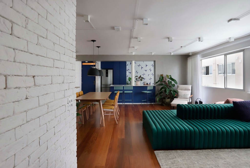ape 103 m2 espaco receber 30 convidados cores studio 92 decoracao arquitetura sala jantar mesa cadeira prateleira estar sofa ilha