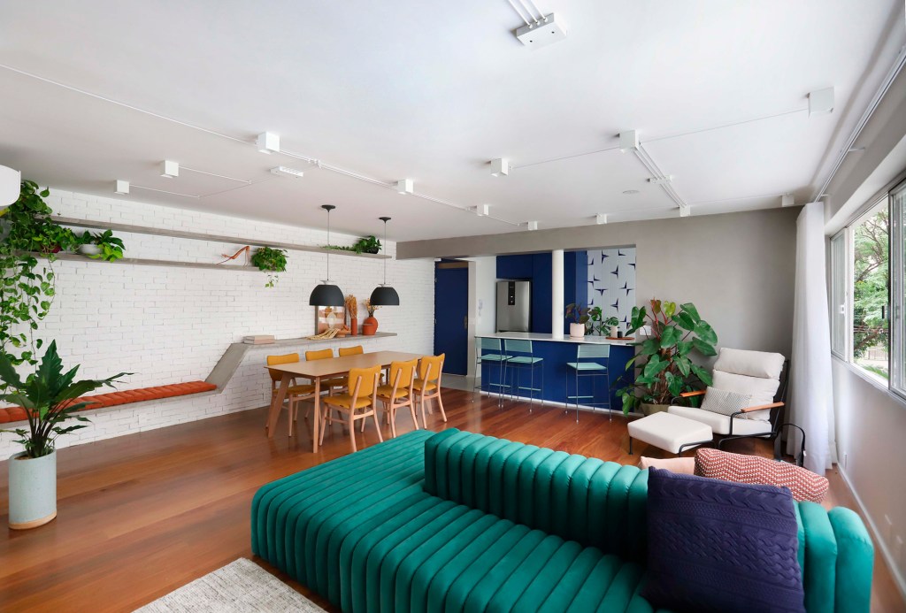 ape 103 m2 espaco receber 30 convidados cores studio 92 decoracao arquitetura sala jantar mesa cadeira prateleira cozinha ilha estar sofa