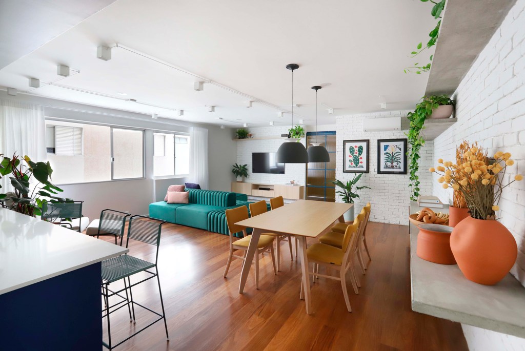 ape 103 m2 espaco receber 30 convidados cores studio 92 decoracao arquitetura sala jantar mesa cadeira prateleira estar tv cozinha