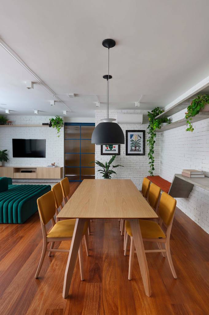ape 103 m2 espaco receber 30 convidados cores studio 92 decoracao arquitetura sala jantar mesa cadeira mostarda prateleira luminaria tijolinhos