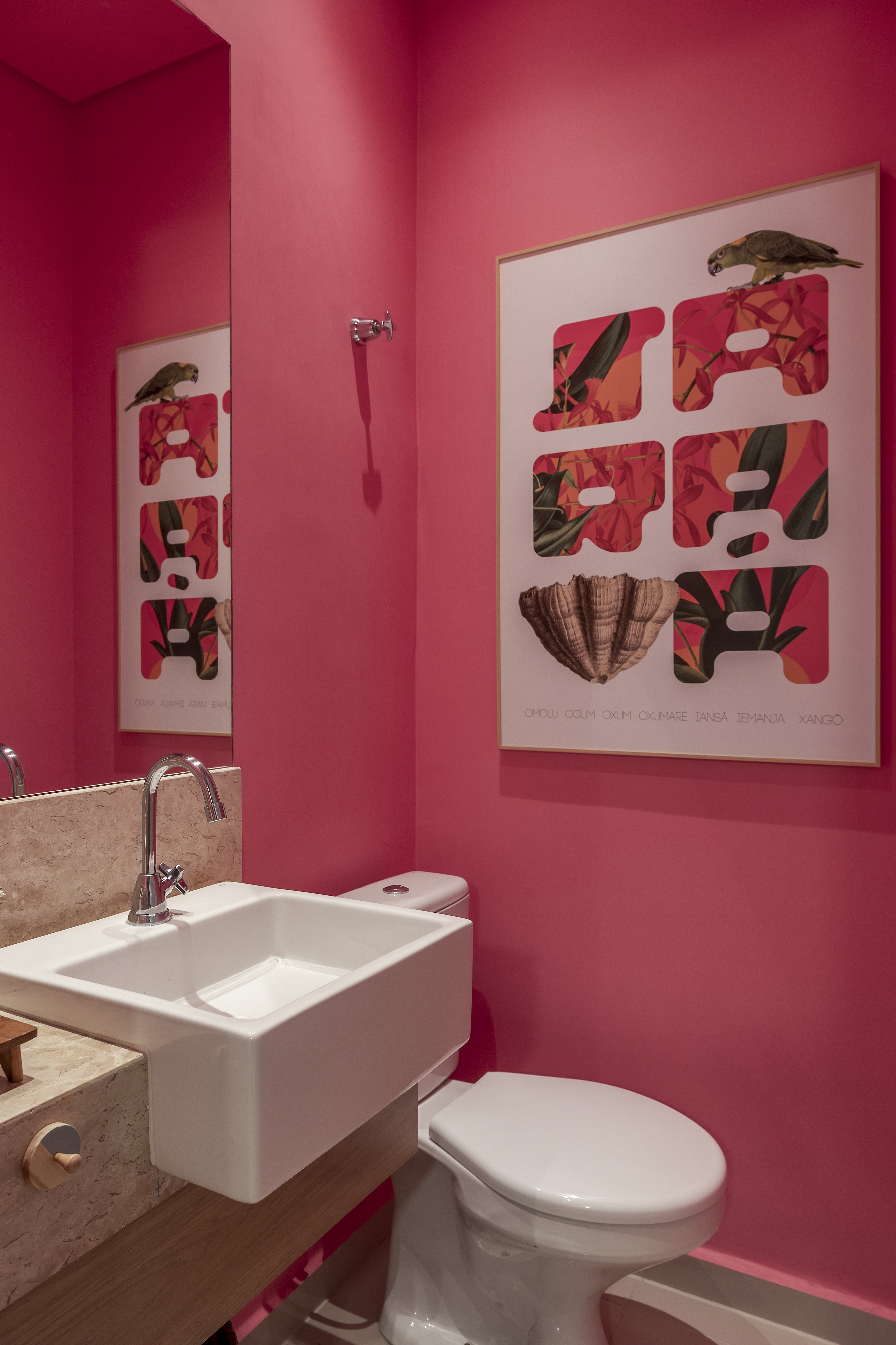 Banheiro; lavabo; parede rosa; banheiro rosa