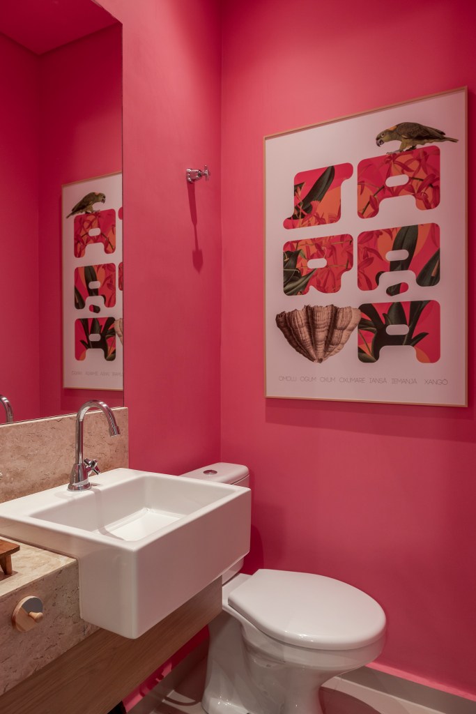 Banheiro; lavabo; parede rosa; banheiro rosa