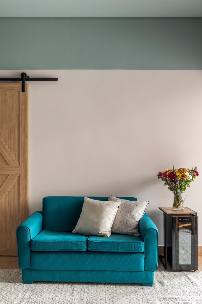 Sala de estar; sofá azul; sofá pequeno; mesa lateral