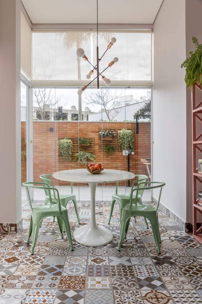 Sala de jantar; mesa redonda branca; luminária; estante rosa; geladeira retrô verde menta