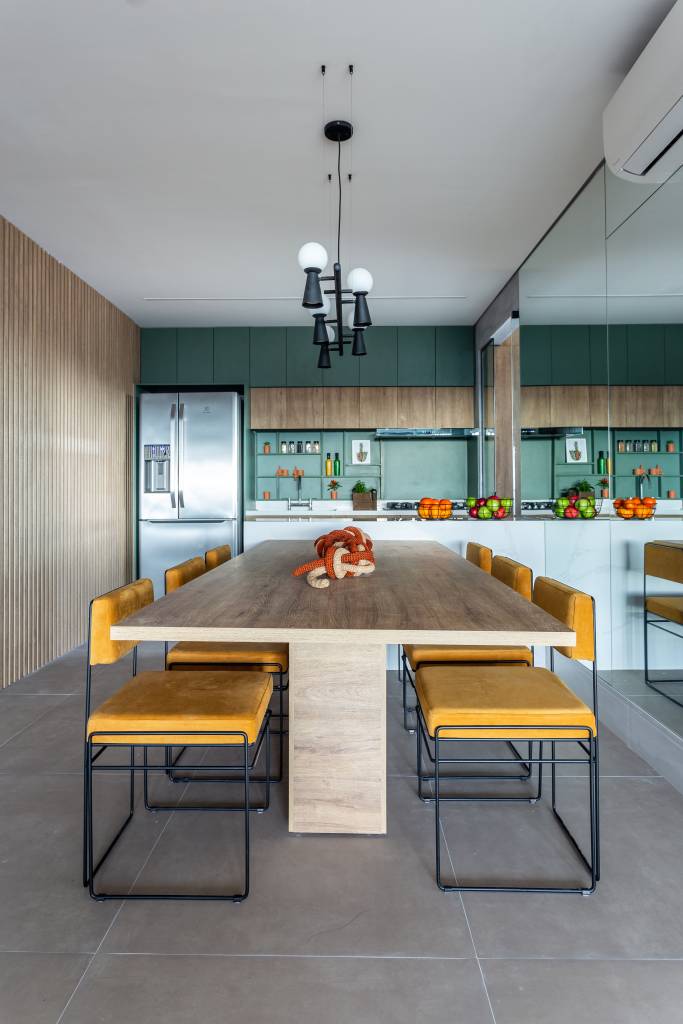 Cozinha integrada com sala de jantar.