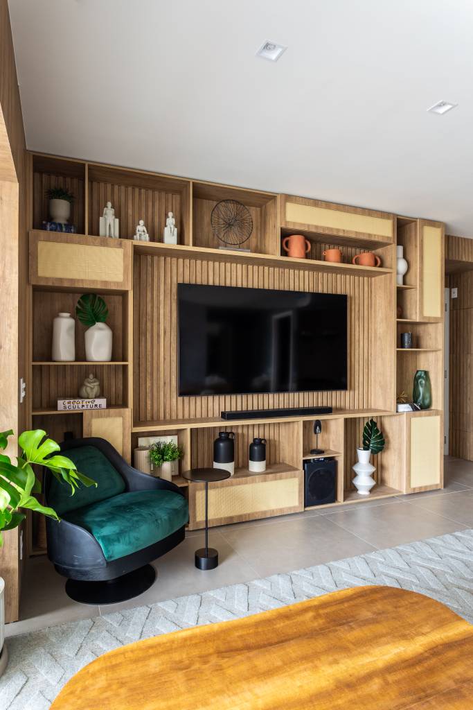 ape-95m-decoracao-influencia-nordestina-biofilia-llarquitetura-11-sala-tv Sala de estar; sala de tv com painel de madeira ripada com nichos; poltrona verde