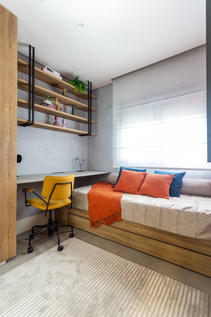 Quarto de hóspedes com bancada para home office.