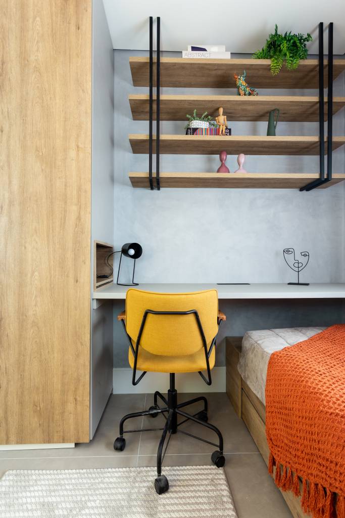 ape-95m-decoracao-influencia-nordestina-biofilia-llarquitetura-19-home-office-quarto-hospede Quarto de hóspedes com bancada para home office.