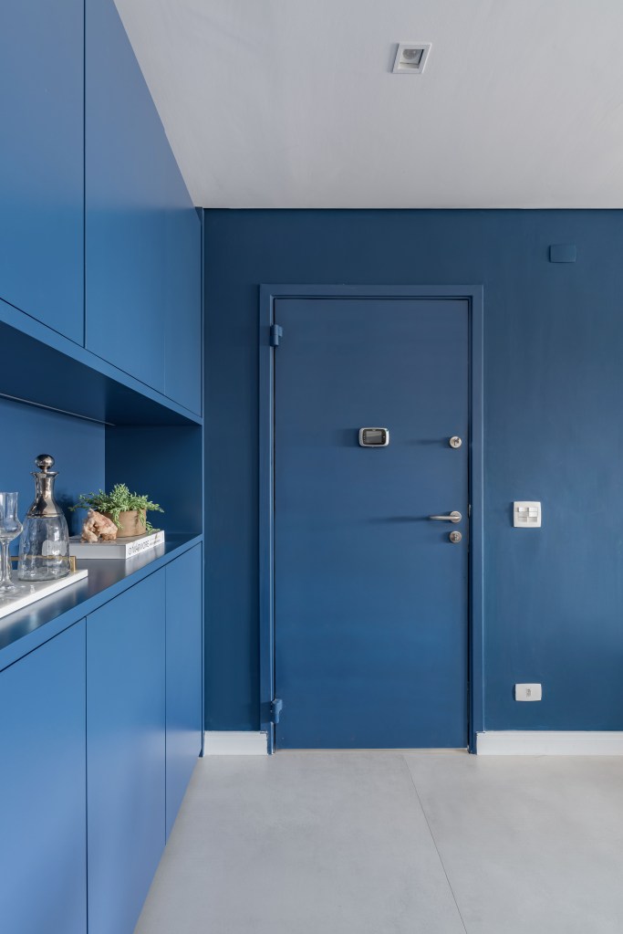 Hall de entrada; parede azul; móvel azul;