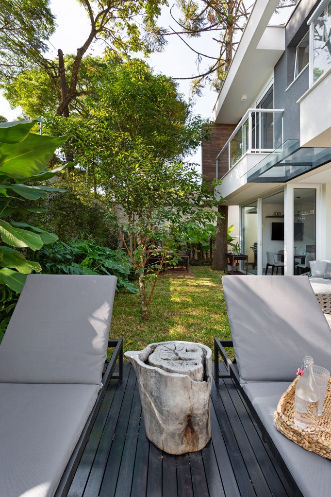 Casa 290 m² ganha cozinha preta com vista para jardim tropical Cadda Arquitetura decoração Carolina Haddad jardim espreguicadeira