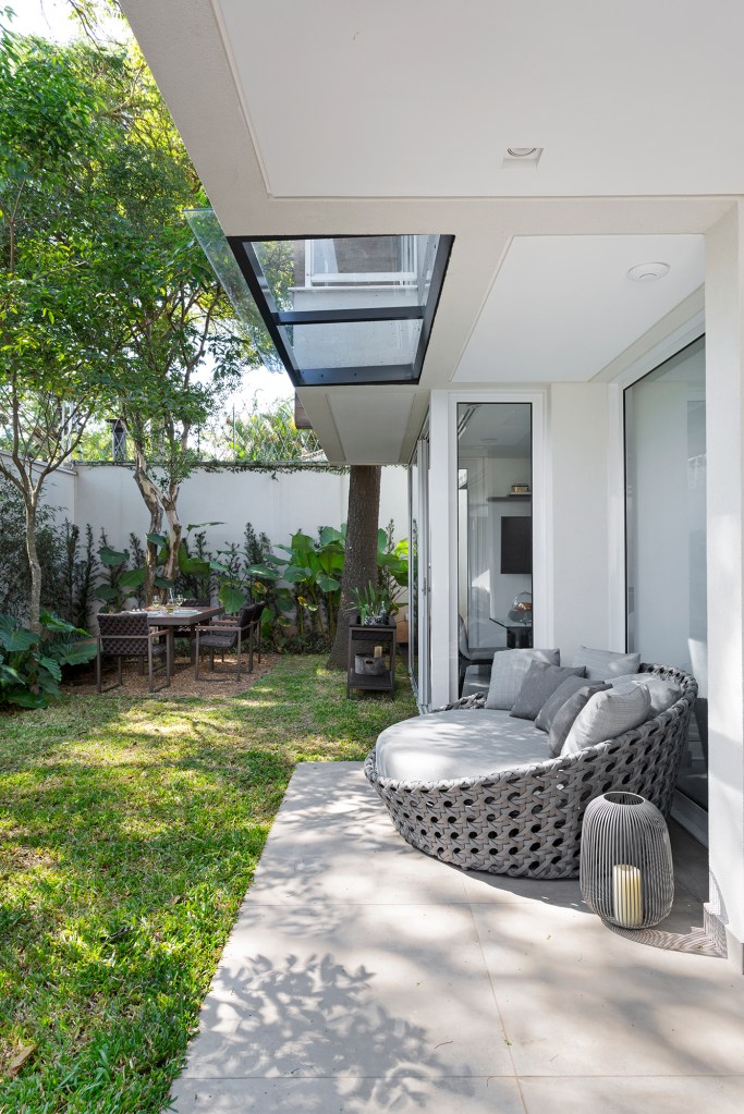 Casa 290 m² ganha cozinha preta com vista para jardim tropical Cadda Arquitetura decoração Carolina Haddad jardim daybed