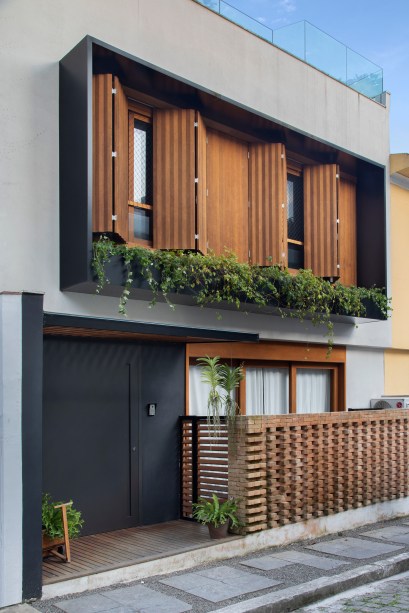Casa com 340m² ganha terceiro pavimento e décor industrial contemporâneo