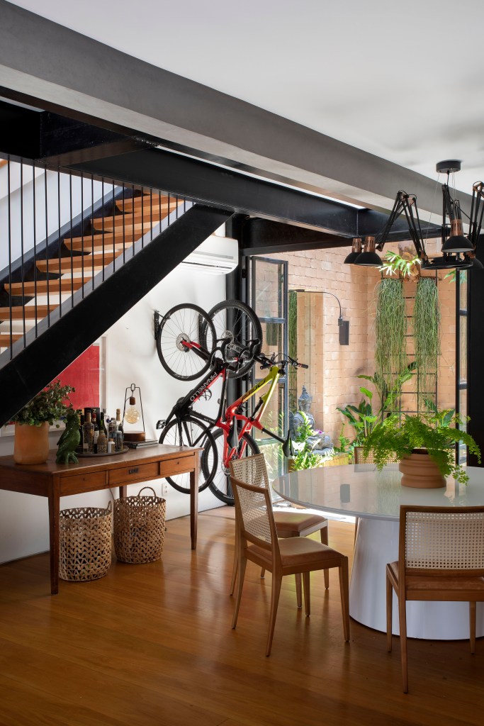 Casa; sala de jantar; escada; bicicleta na parede