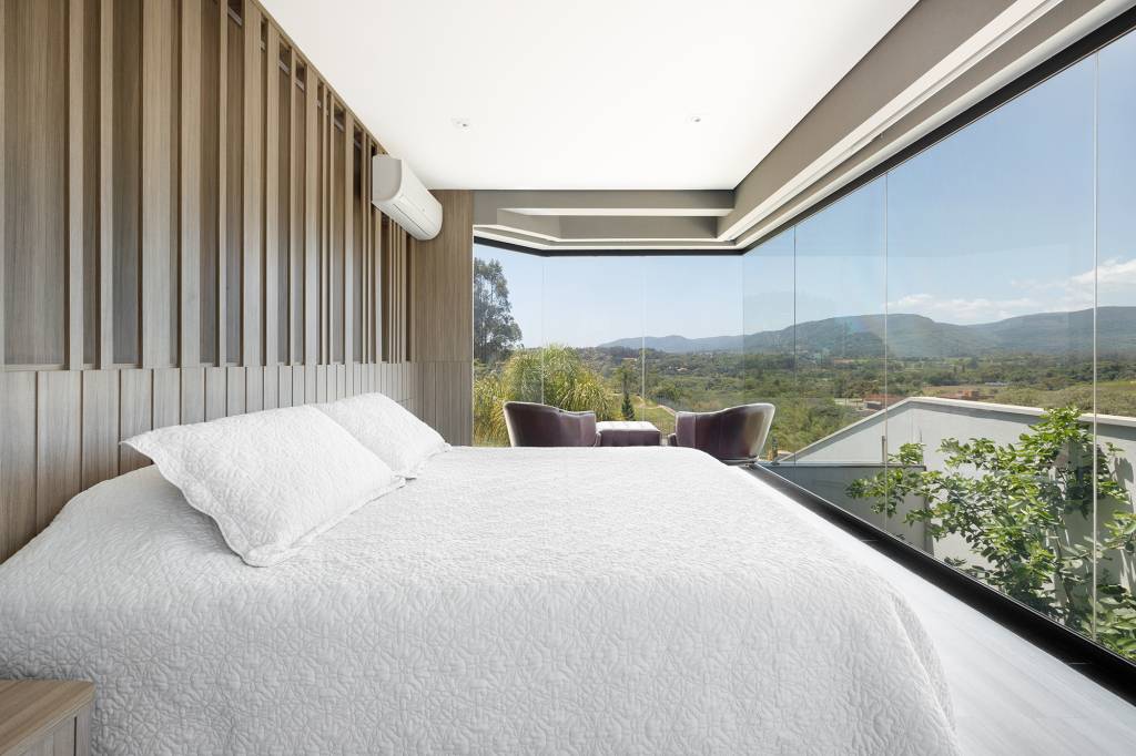 Casa ganha vista para a natureza e cama de pet escondida