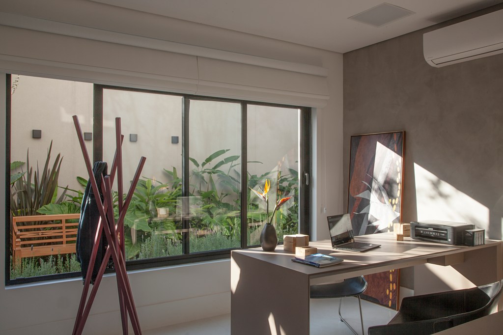 Home office com vista para janela.