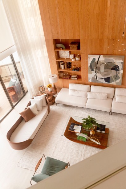 Cobertura dúplex de 400m² é contemporânea, cozy e elegante