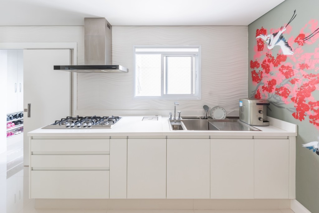 Acessório cozinha; bancada de cozinha; cozinha branca; cozinha com pintura na parede
