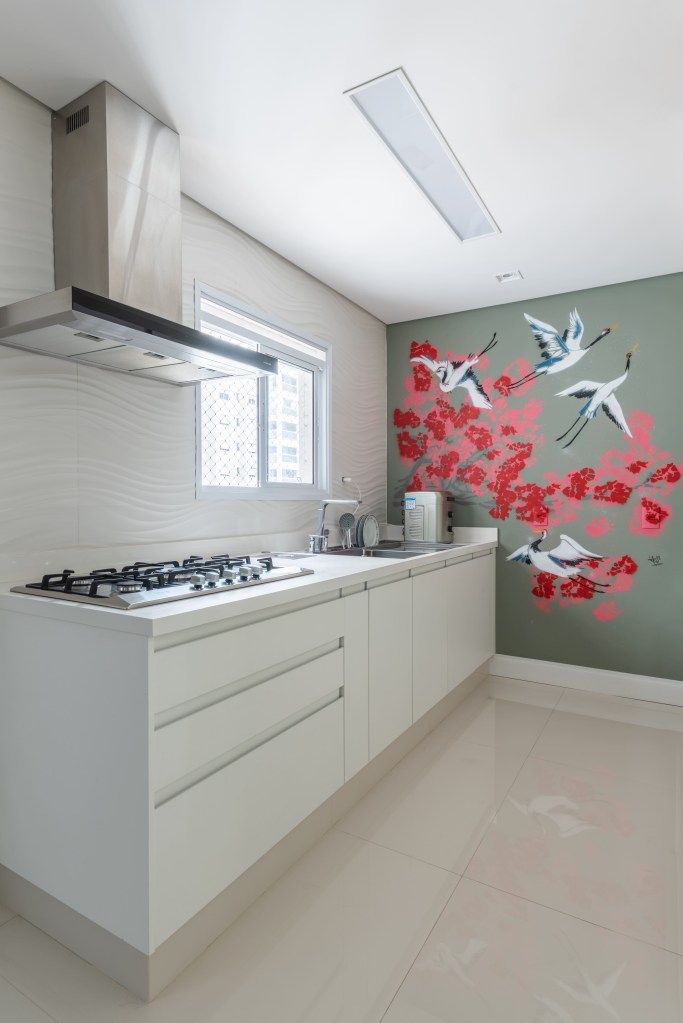 Acessório cozinha; bancada de cozinha; cozinha branca; cozinha com pintura na parede