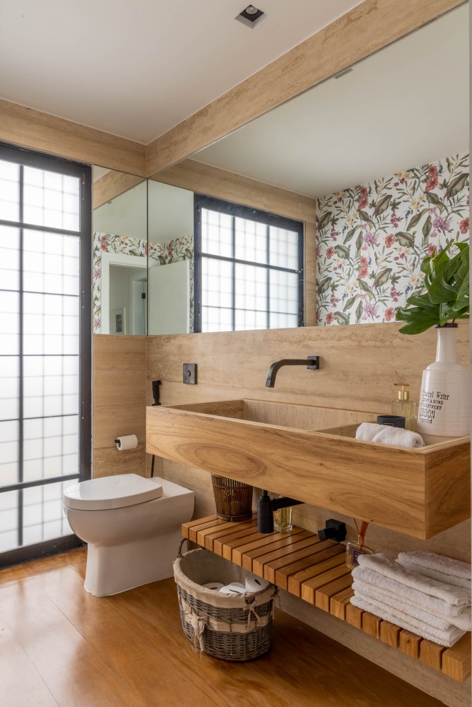 Lavabo; Banheiro com bancada de madeira e papel de parede botânico