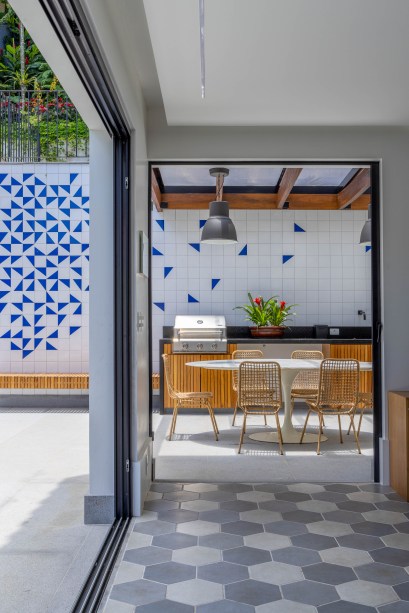 Cozinha em tons de azul e madeira é o destaque desta casa no Rio
