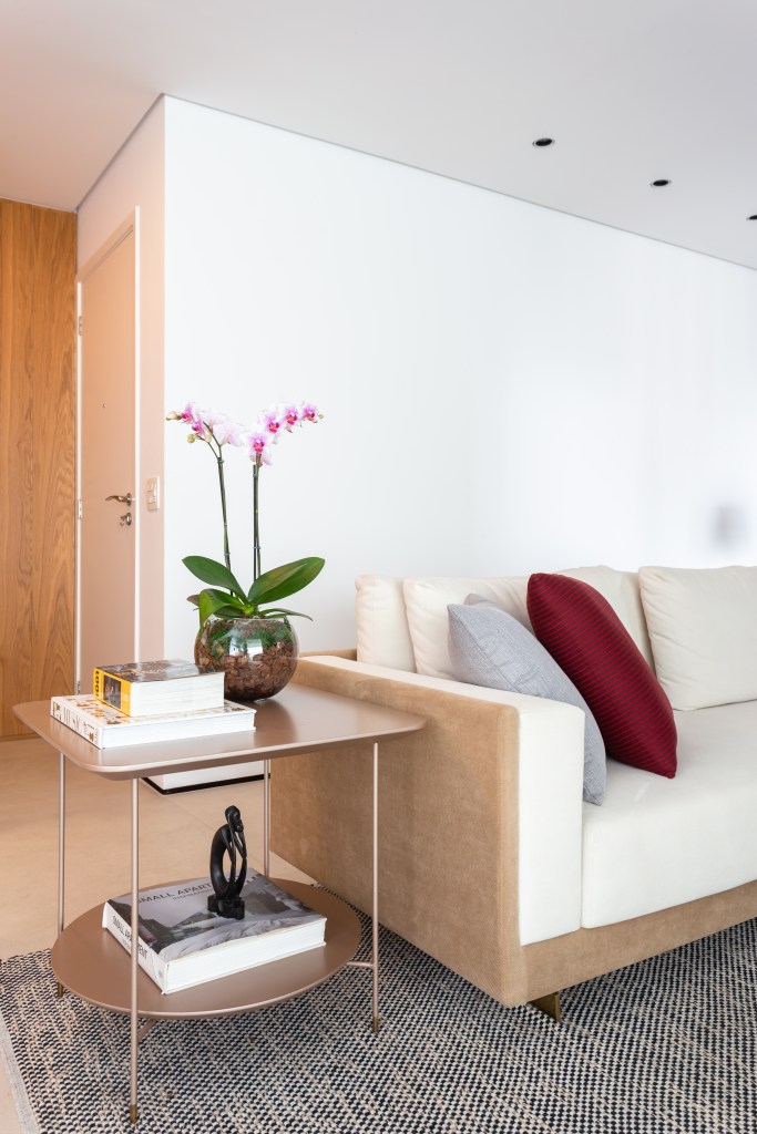 Sala de estar; sofá branco; mesa lateral; orquídea