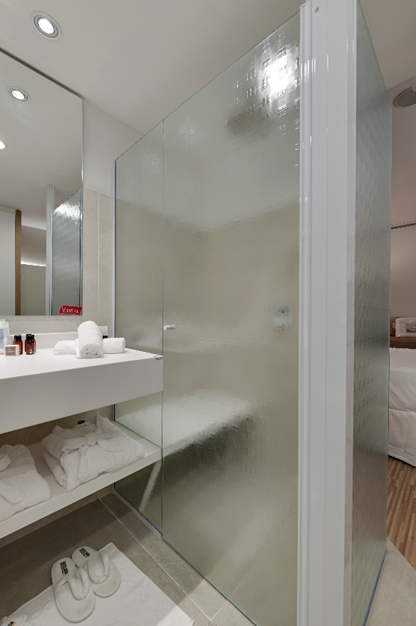 banheiro com box de vidro jateado