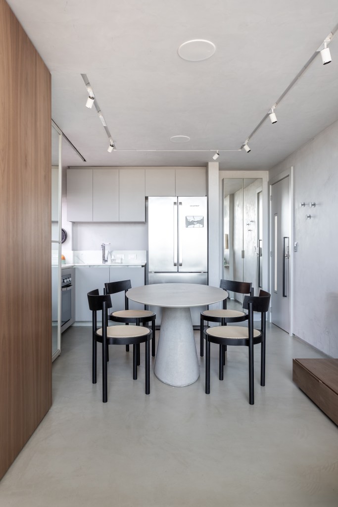 Sala de jantar; mesa branca; mesa pequena; mesa com tampo redondo; cozinha integrada