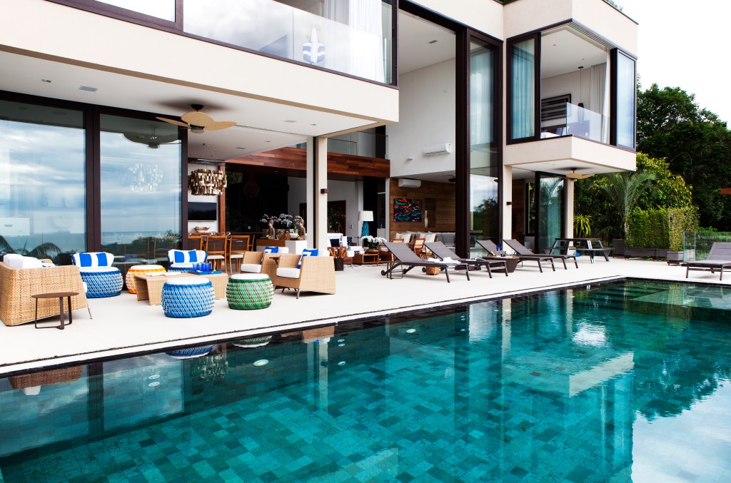 Casa; piscina; área externa; deck