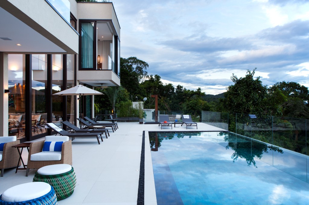 Casa; piscina; área externa; deck