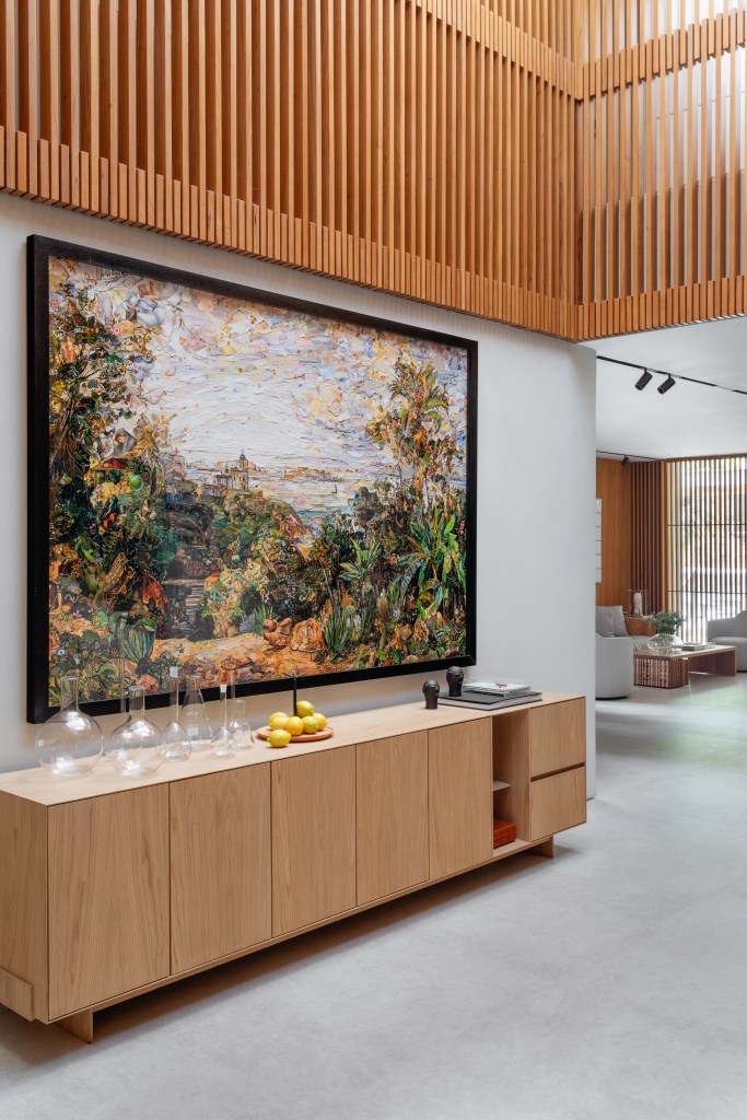 Sala de estar; quadro; quadro de paisagem; madeira ripada; buffet