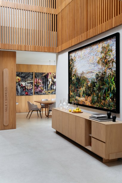 Painéis de madeira lisos e ripados marcam esta casa de 600m²