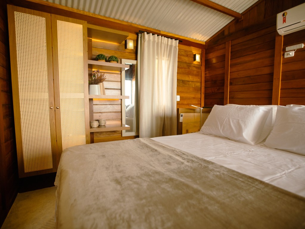 pousada Ilha do Mel vista mar Paraná chale madeira quarto cama armario
