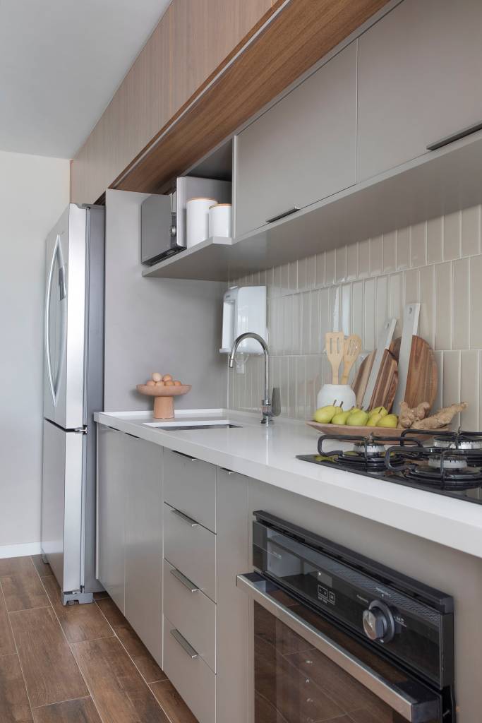 reforma-ape-90m-integra-cozinha-cria-estilo-comfy-ikeda-arquitetura-05 Cozinha americana; cozinha integrada com backsplash.