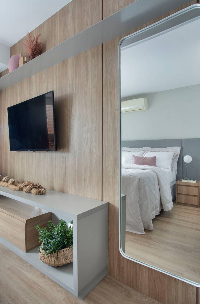 reforma-ape-90m-integra-cozinha-cria-estilo-comfy-ikeda-arquitetura-07-sala-tv Sala de tv; painel de tv de madeira.