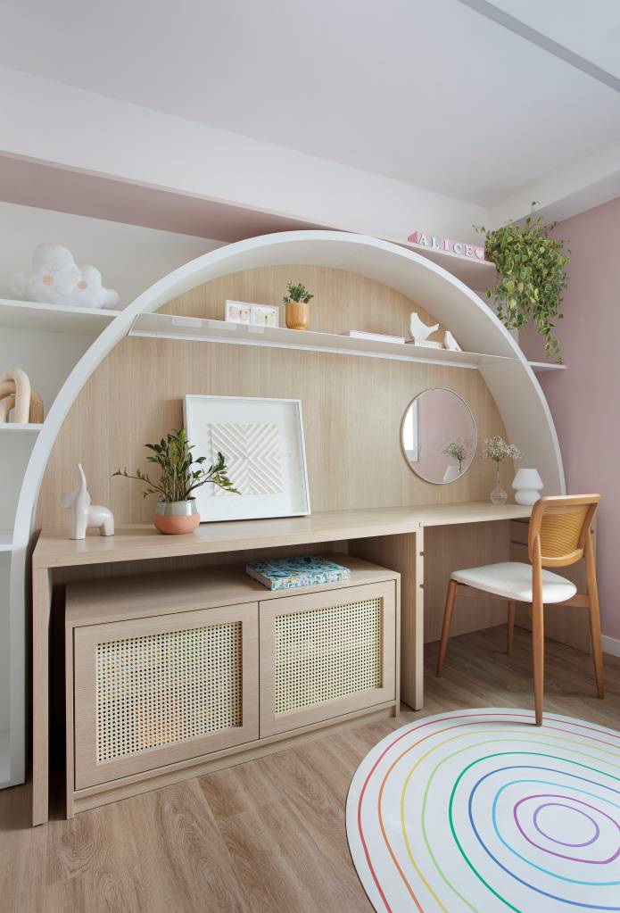 reforma-ape-90m-integra-cozinha-cria-estilo-comfy-ikeda-arquitetura-09-quarto-infantil Quarto infantil com bancada de estudos em marcenaria e arco em marcenaria.