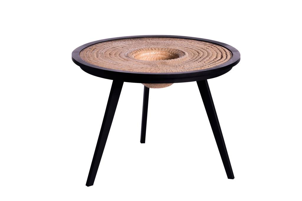Estúdio-Sabá—Mesa-Horto—foto-divilgação Fixado de cabeça para baixo em uma estrutura de ferro, o chapéu em palha da Carnaúba virou mesa auxiliar. Igor se inspirou principalmente nos chapéus usados por Padre Cícero.