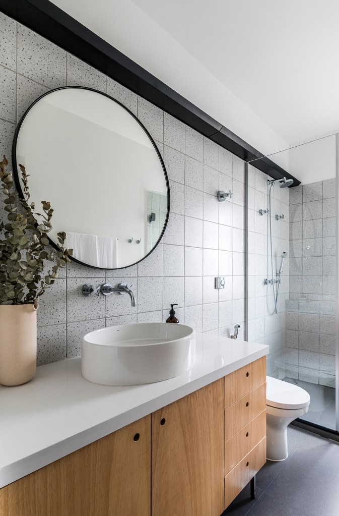 Apartamento 110 m2 ganha integração estilo urbano contemporâneo Macro Arquitetos banheiro com gabinete de madeira espelho vaso box chuveiro