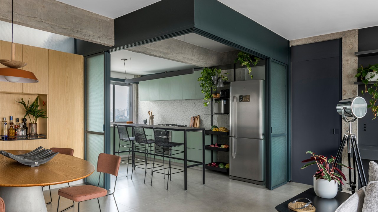 Apartamento 110 m2 ganha integração estilo urbano contemporâneo Macro Arquitetos cozinha americana bancada cadeira estante armario mesa jantar cadeira serralheria