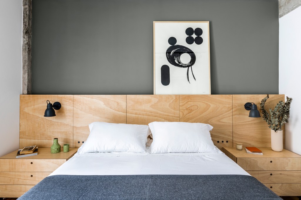 Apartamento 110 m2 ganha integração estilo urbano contemporâneo Macro Arquitetos quarto casal cama cabeceira quadro mesa
