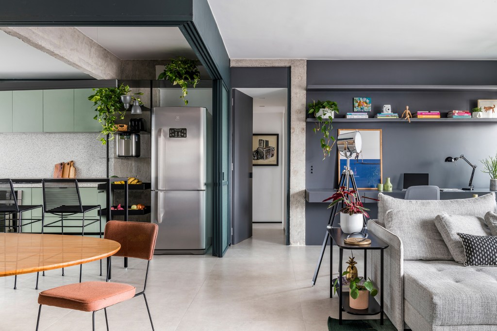Apartamento 110 m2 ganha integração estilo urbano contemporâneo Macro Arquitetos sala estar luminaria tapete vaso mesa cozinha home office mesa cadeira