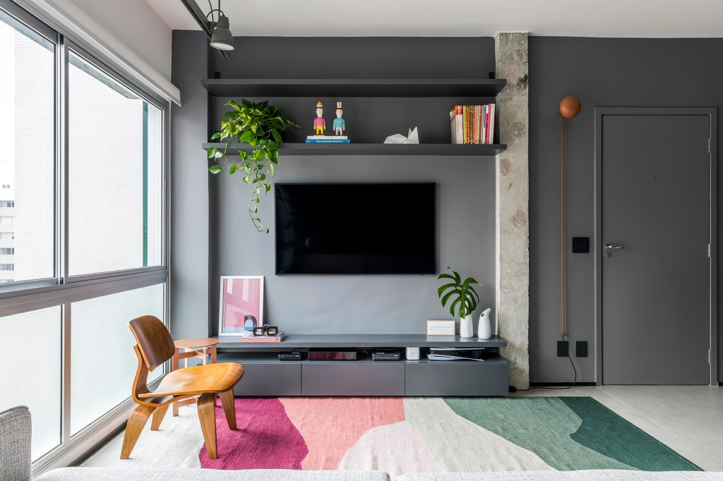 Apartamento 110 m2 ganha integração estilo urbano contemporâneo Macro Arquitetos sala estar tv luminaria tapete vaso cadeira