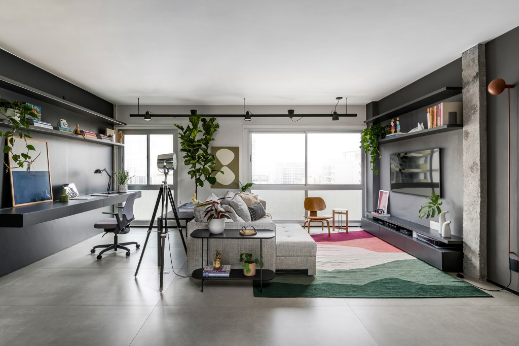 Apartamento 110 m2 ganha integração estilo urbano contemporâneo Macro Arquitetos sala estar sofa tapete home office quadro