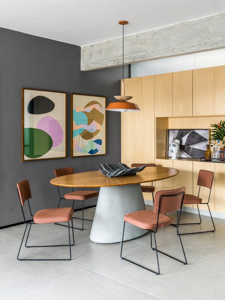 Apartamento 110 m2 ganha integração estilo urbano contemporâneo Macro Arquitetos sala jantar mesa cadeira quadro estante bar