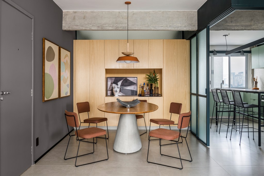 Apartamento 110 m2 ganha integração estilo urbano contemporâneo Macro Arquitetos sala jantar mesa cadeira quadro estante bar cozinha