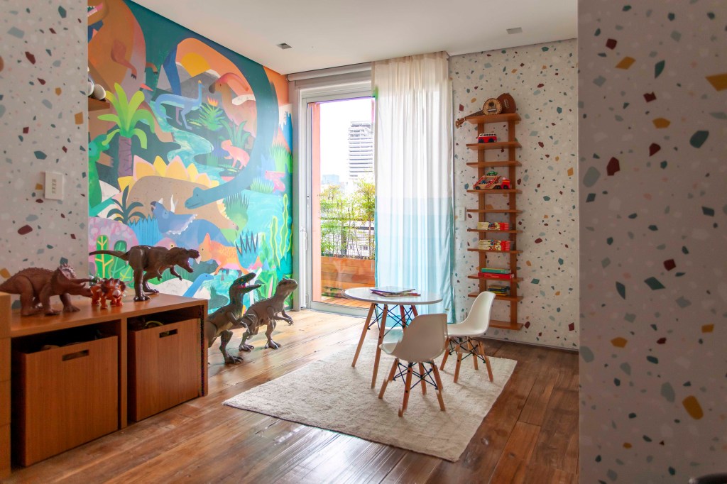 Apartamento 450 m2 estilo minimalista décor tons suaves Estúdio Glik de Interiores brinquedoteca dinossauro crianca papel parede