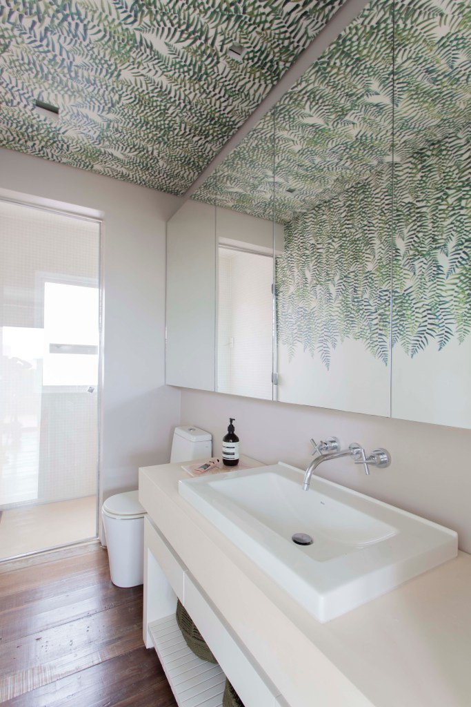 Apartamento 450 m2 estilo minimalista décor tons suaves Estúdio Glik de Interiores banheiro lavabo papel de parede espelho
