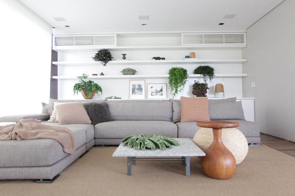 Apartamento 450 m2 estilo minimalista décor tons suaves Estúdio Glik de Interiores sala estar sofa estante vaso tapete